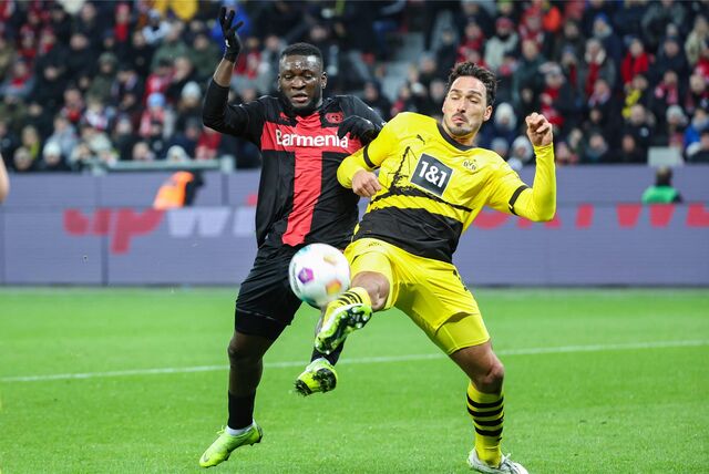 Mats Hummels im Zweikampf.