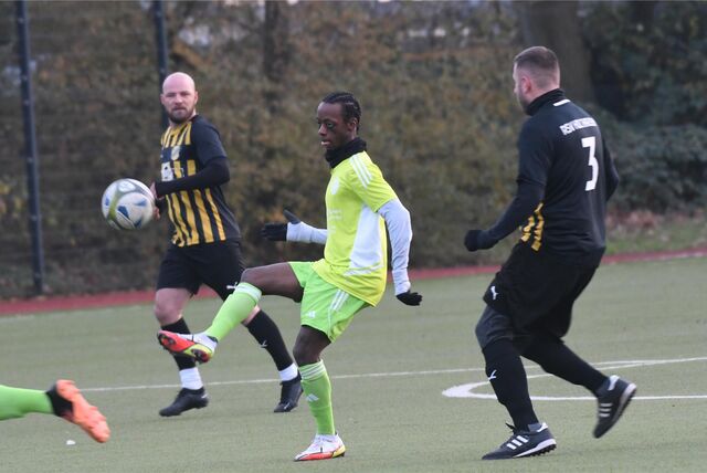 Eintracht Ickern (grüne Trikots) konnte trotz Unterzahl gegen Kreisliga-A-Spitzenreiter RSV Holthausen mit 1:0 in Führung gehen. Durch ein spätes Tor verlor Ickern mit 1:2.