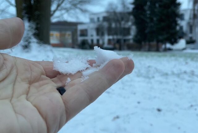 Schnee auf der Hand unseres Reporters am Montagmorgen in Frohlinde: Am Sonntagabend sind weiße Flocken vom Himmel gefallen. Teile des Schnees blieben liegen.