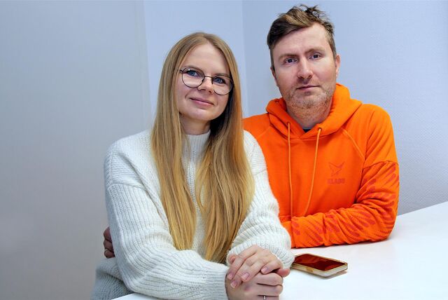 Ukrainisches Ehepaar blickt in die Kamera.