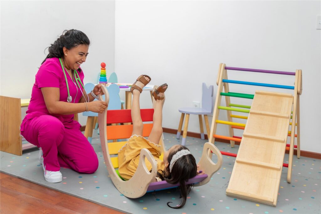 Therapeutin mit Mädchenbei spielerischen Übungen. Therapeutin mit Mädchenbei spielerischen Übungen.