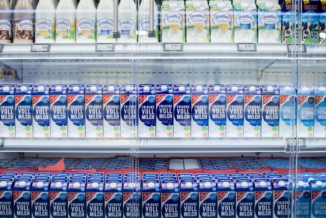 Milch im Kühlregal in einer Edeka-Filiale.