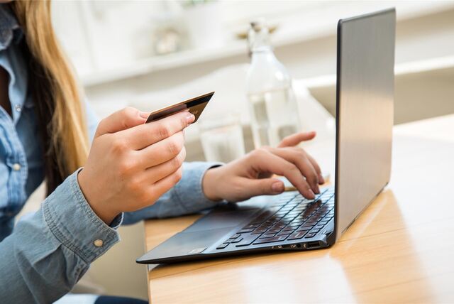Große Internetkonzerne müssen sich in der EU seit 100 Tagen an strengere Regeln halten. Eine Studie zeigt, dass es aber weiterhin große Defizite gibt.