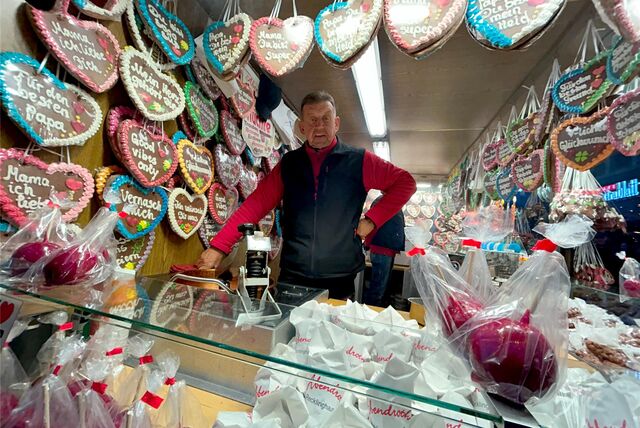 Richard Abendroth steht in seiner Mandelbude auf dem Altstadtmarkt in Recklinghausen.