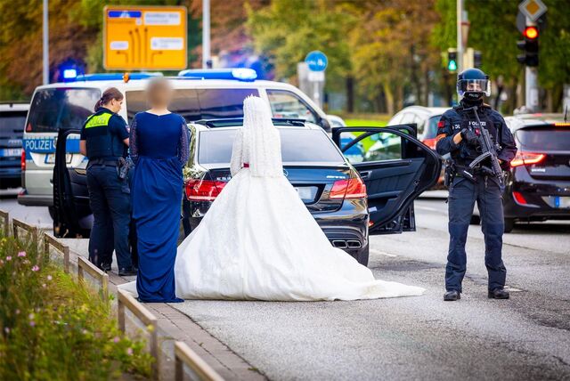 Die Polizei stoppte am Sonntag, 3. Dezember, einen Hochzeitskorso, nachdem aus einer Pistole am Bräukerweg in Menden ein Schuss gefallen war (Symbolbild).