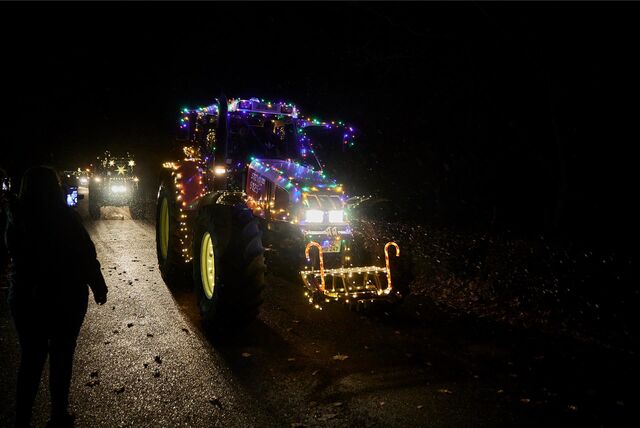 Ein beleuchteter Trecker bei der Lichterfahrt in Marl.