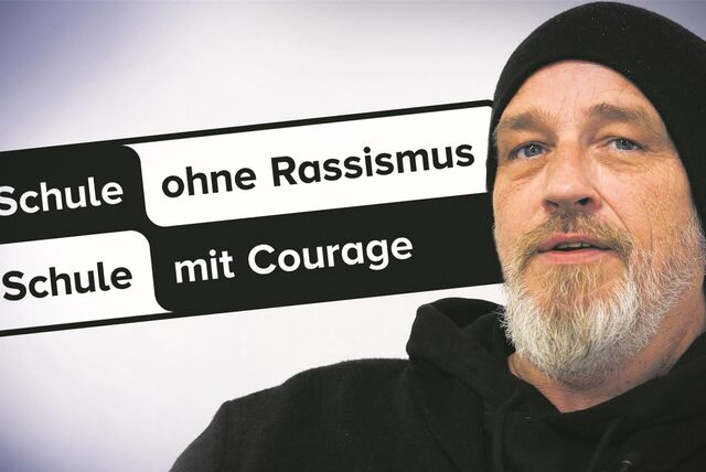 Torsten Sträter mit dem Logo (Schule ohne Rassismus – Schule mit Courage).