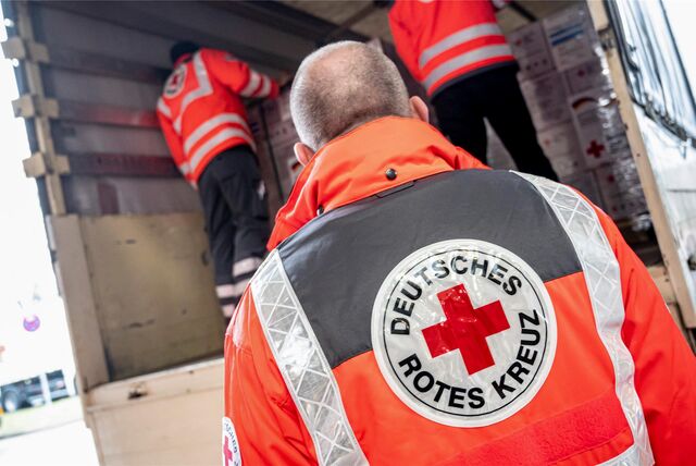 Mitarbeiter des Deutschen Roten Kreuzes (DRK).