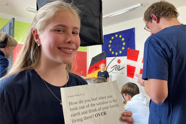 Auch Emily Wilde hat ihre Frage an den dänischen Astronauten Andreas Morgensen auf einen Zettel geschrieben.