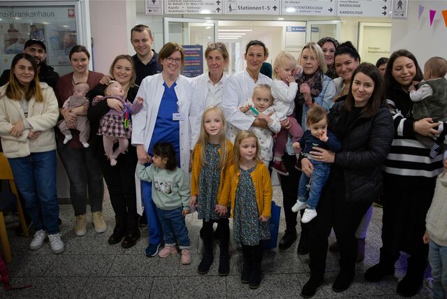 Kinder und Erwachsene im Perinatalzentrum