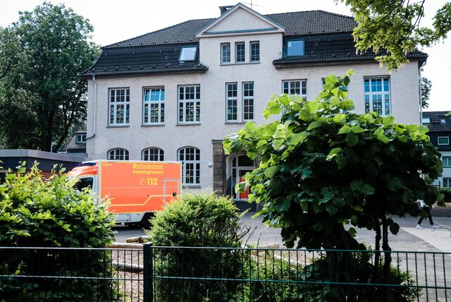 Das Schulgebäude der Marienschule in Recklinghausen-Süd. Auf dem Schulgelände steht ein Rettungswagen.