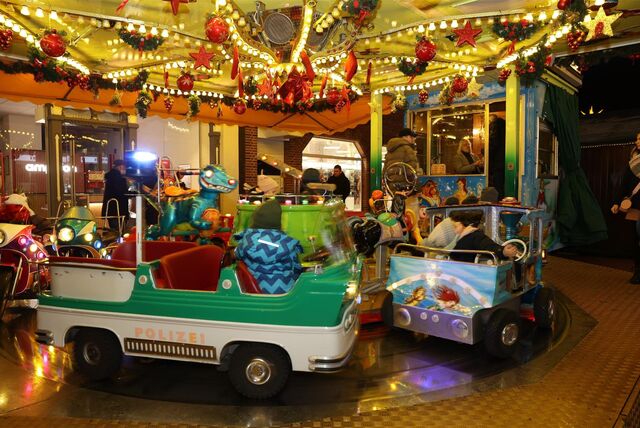Ein buntes Karussell auf dem Lüner Weihnachtsmarkt sorgt bei den kleinen Gästen für viel Freude.