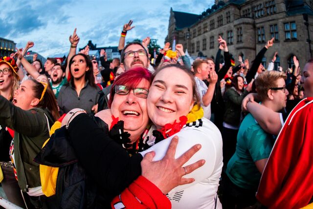 Feiernde Fußballfans auf dem Rathausplatz in Recklinghausen.
