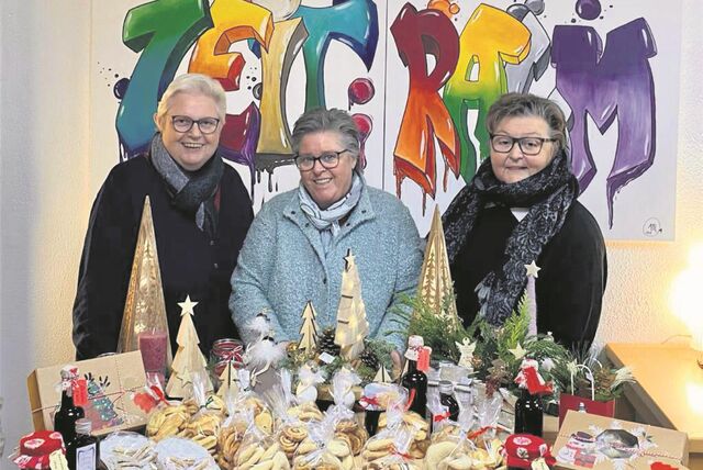 Ulrike Vedder, Angelika Westhoff-Haschke und Mechthild Borowiak vor dem Adventstisch des „Zeit:Raums“ in Waltrop.