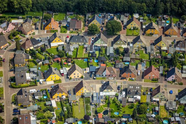 Die Häuser in der Beverstraße in Bergkamen-Rünthe sind markant und durch eine Gestaltungssatzung vor Veränderungen geschützt. Das erschwert Hausbesitzern aber die energetische Sanierung der Häuser.
