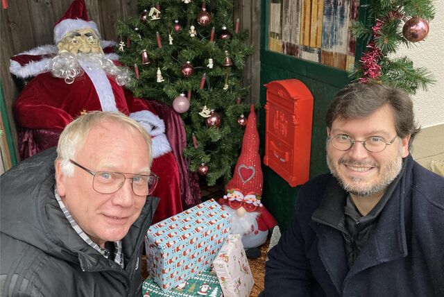 Vorweihnachtliche Freude wollen Rainer Schwarma (l.) und Oliver Müller den Kindern in Marl mit ihrer Wunschzettelaktion bereiten.