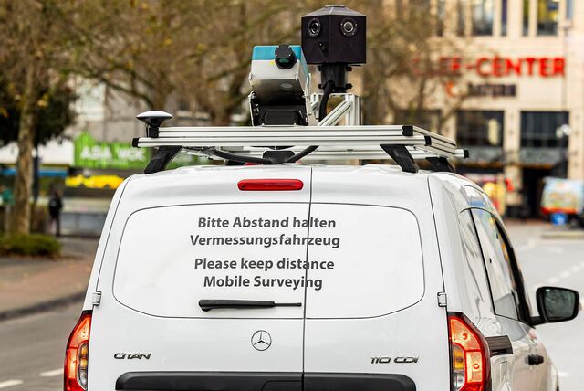 Ein auf dem Dach mit einer Panoramabildkamera bestücktes Fahrzeug von hinten