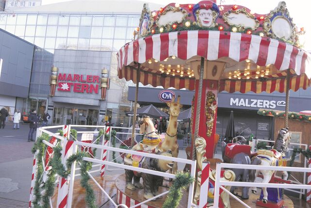 Ein Kinderkarussell vor dem Marler Stern.