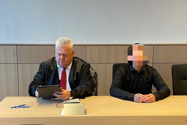 Nach einer tödlichen Messerattacke muss sich ein 36-jähriger Bochumer (rechts neben seinem Verteidiger Michael Emde) seit Dienstag (5.12.) vor dem Bochumer Schwurgericht verantworten.