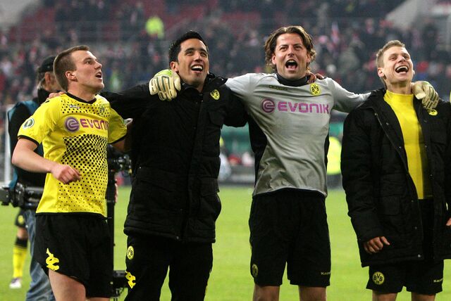 Feierten einst gemeinsam im Trikot des BVB, spielen jetzt gegeneinander: Kevin Großkreutz (l) und Lukasz Piszczek (r).