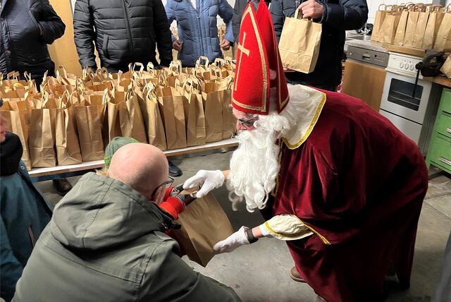 In Haltern fanden die ersten Nikolauszüge statt. In Flaesheim gab es im Feuerwehrhaus Geschenktüten.
