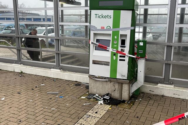 Der Fahrkartenautomat wurde komplett zerstört.