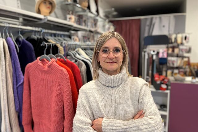 Simone Hendrich steht mit verschränkten Armen in ihrem Geschäft „Hendrich – Strümpfe und mehr“ am Biesenkamp in Castrop-Rauxel.