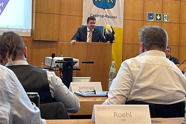 Bürgermeister Rajko Kravanja mit einer Figur, die den Pleitegeier darstellt.