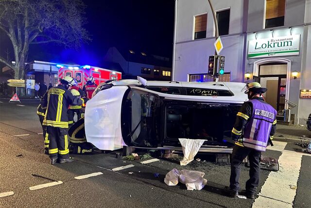 Auf der Seite landete ein Pkw bei einem Unfall auf der Lichtendorfer Straße in Dortmund-Sölderholz.