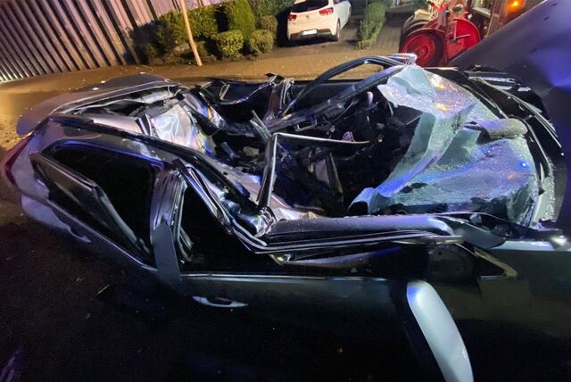 Ein beschädigtes Auto steht auf einer Straße