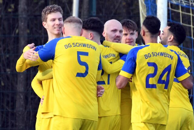 Die Spieler der Spvg Schwerin freuen sich über ein Tor.