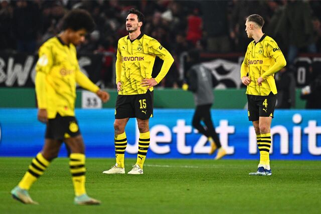 Die BVB-Spieler stehen enttäuscht auf dem Rasen.