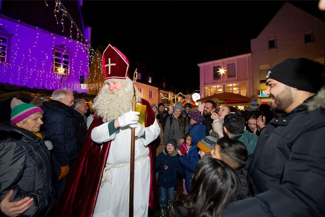 Der Nikolaus inmitten von Menschen auf dem Marktplatz in Haltern am See.