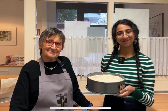 Die Dorstenerin Margret Boskovski zeigt der Journalistin Rosi Taslima Azam im Video „Adventbacken“, wie sie ihre Zimt-Mascarpone-Torte zubereitet.