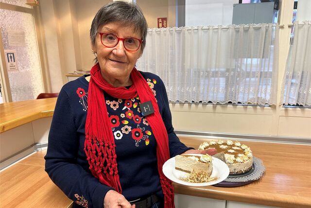 Margret Boskovski backt eine Zimt-Mascarpone-Torte.