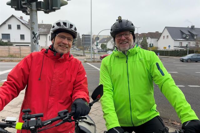 Martin Kühl-Lukas (links) und Lothar Widlitzki vom ADFC kennen die komplizierten Stellen im Castrop-Rauxeler Verkehr.