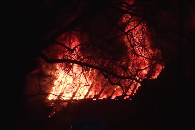 Ein Dachstuhl steht komplett in Flammen.