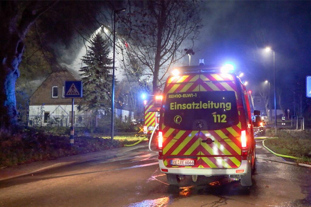 Feuerwehreinsatz am Ossenbergweg, Einsatzleitwagen von hinten, von einer Drehleiter wird Wasser auf einen Dachstuhl gespritzt. Feuerwehreinsatz am Ossenbergweg, Einsatzleitwagen von hinten, von einer Drehleiter wird Wasser auf einen Dachstuhl gespritzt.