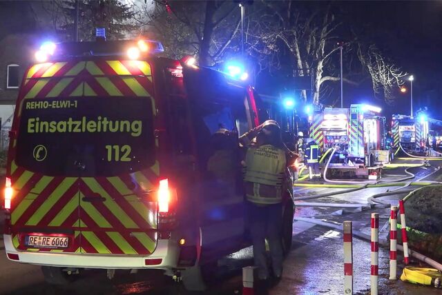 Mehrere Einsatzfahrzeuge stehen in der Nacht im Recklinghäuser Ossenbergweg.