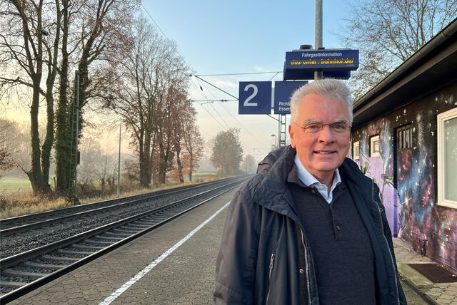 Ein Mann steht auf dem Bahngleis am Bahnhof Sythen.