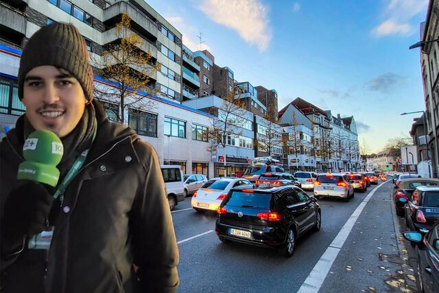 Ein junger Mann mit Wintermütze und grünem Mikro ist in ein Bild des Wallrings in Recklinghausen mit Autostau montiert.