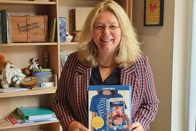 Andrea Coenen-Brinkert, Leiterin der Stadtbücherei Haltern am See, hält ein Buch in Händen.
