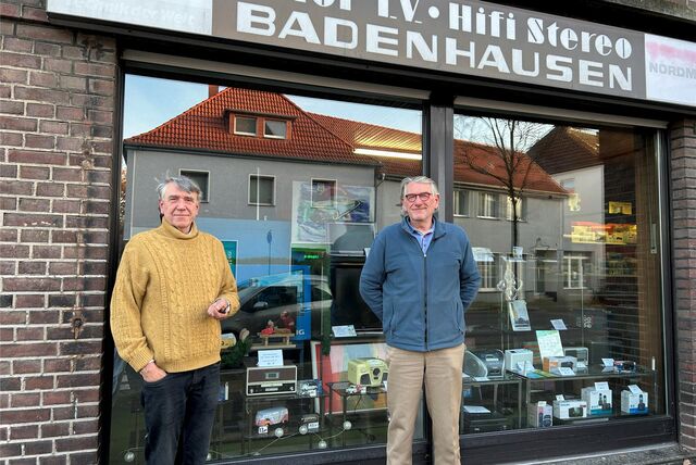 Die Brüder Detlef und Rolf Badenhausen stehen vor ihrem Elektronikbetrieb.