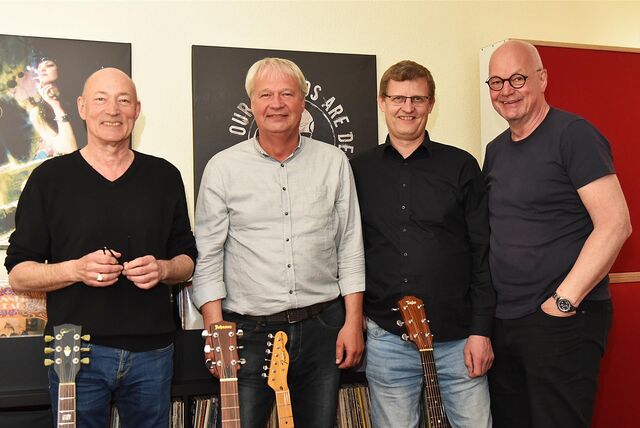 „Virus D“ im Studio (v.l.): Produzent Thomas Erkelenz, der neue Frontmann Andreas Mohr, Bassist Thomas Kersting und der Dorstener Schlagzeuger Bernd Feller.