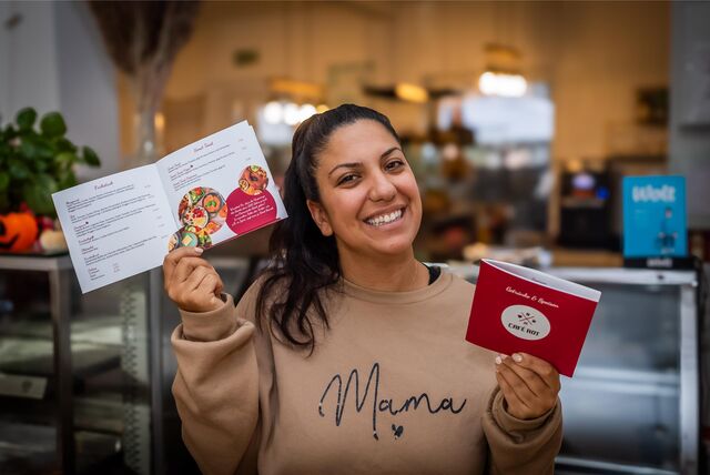 Selvi Aksünger präsentiert im „Café Rot“ die neue Speisekarte