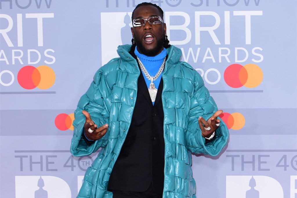 Burna Boy ist bei Verleihung der Brit Awards und posiert für die Kamera