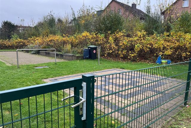 Blick auf einen trostlosen Spielplatz