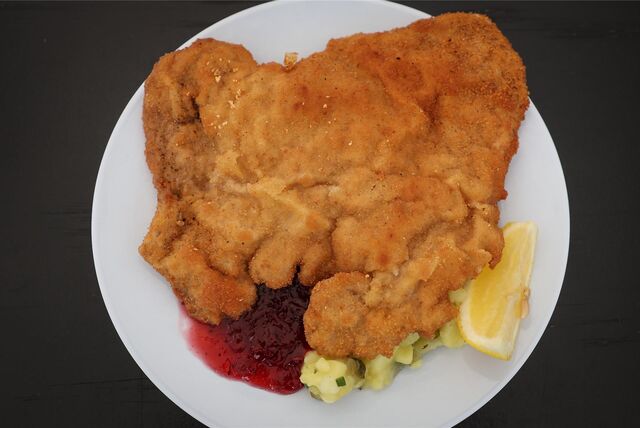 Ein Wiener Schnitzel auf einem Teller