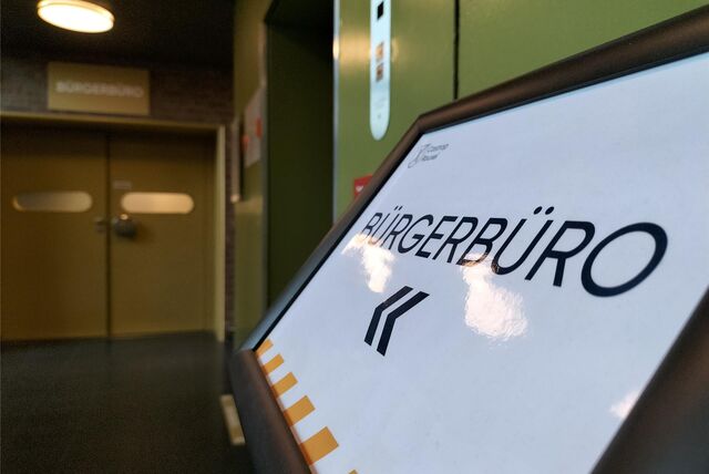 Ein Schild weit den Weg zum Bürgerbüro