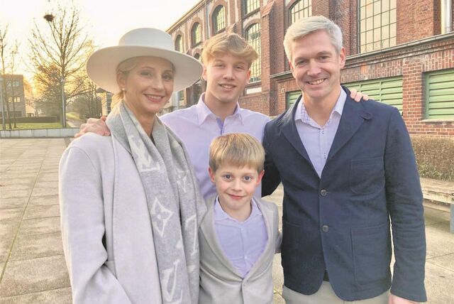 Das Hochzeitspaar Peter Breuer und Jacqueline Backhaus mit den Kinder Tom und Leo an der Zeche Waltrop.